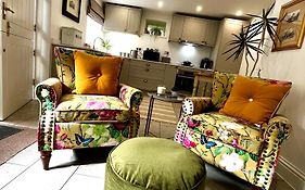 Flower Cottage By Ludlow Castle With Onsite Parking