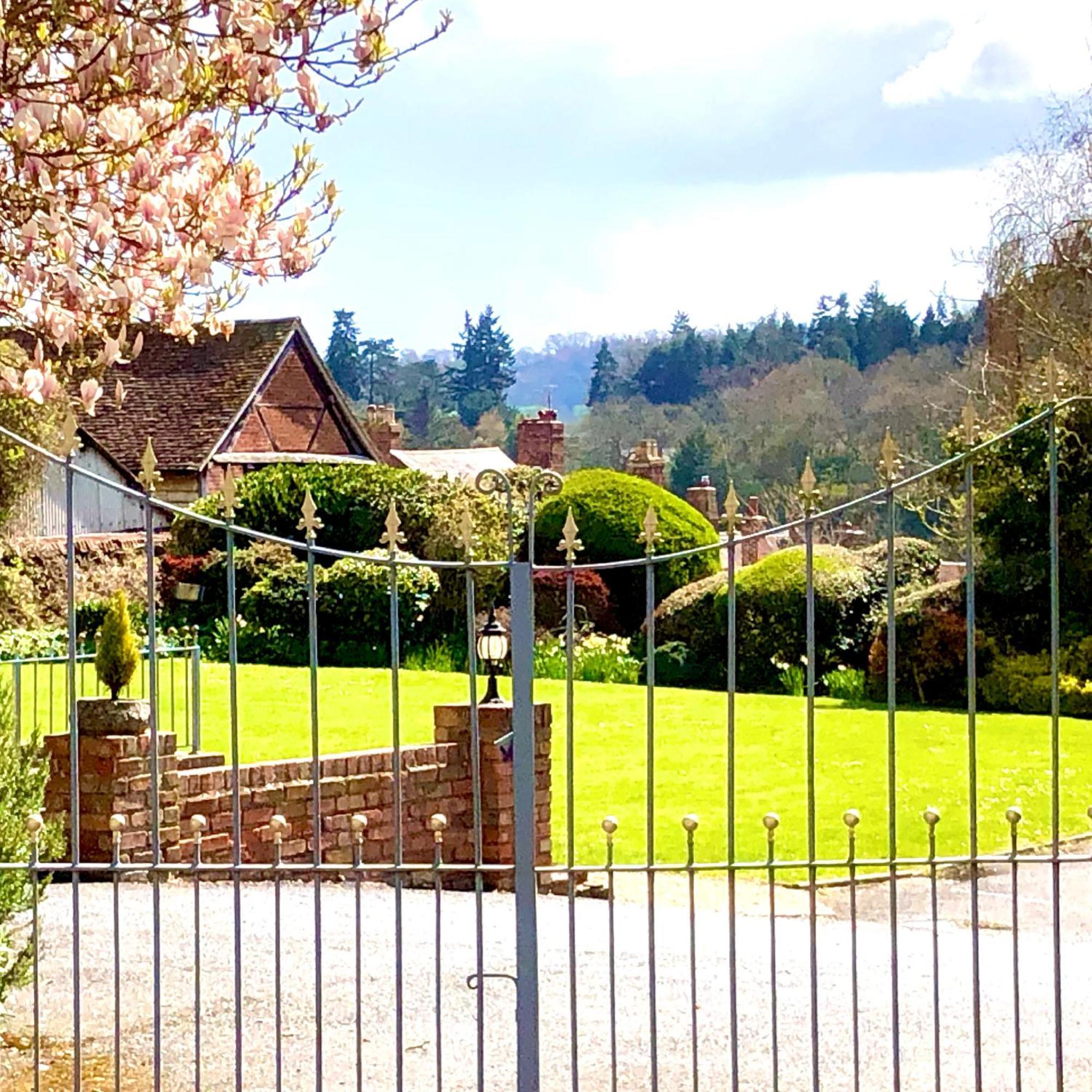 Flower Cottage By Ludlow Castle With Onsite Parking Exterior photo