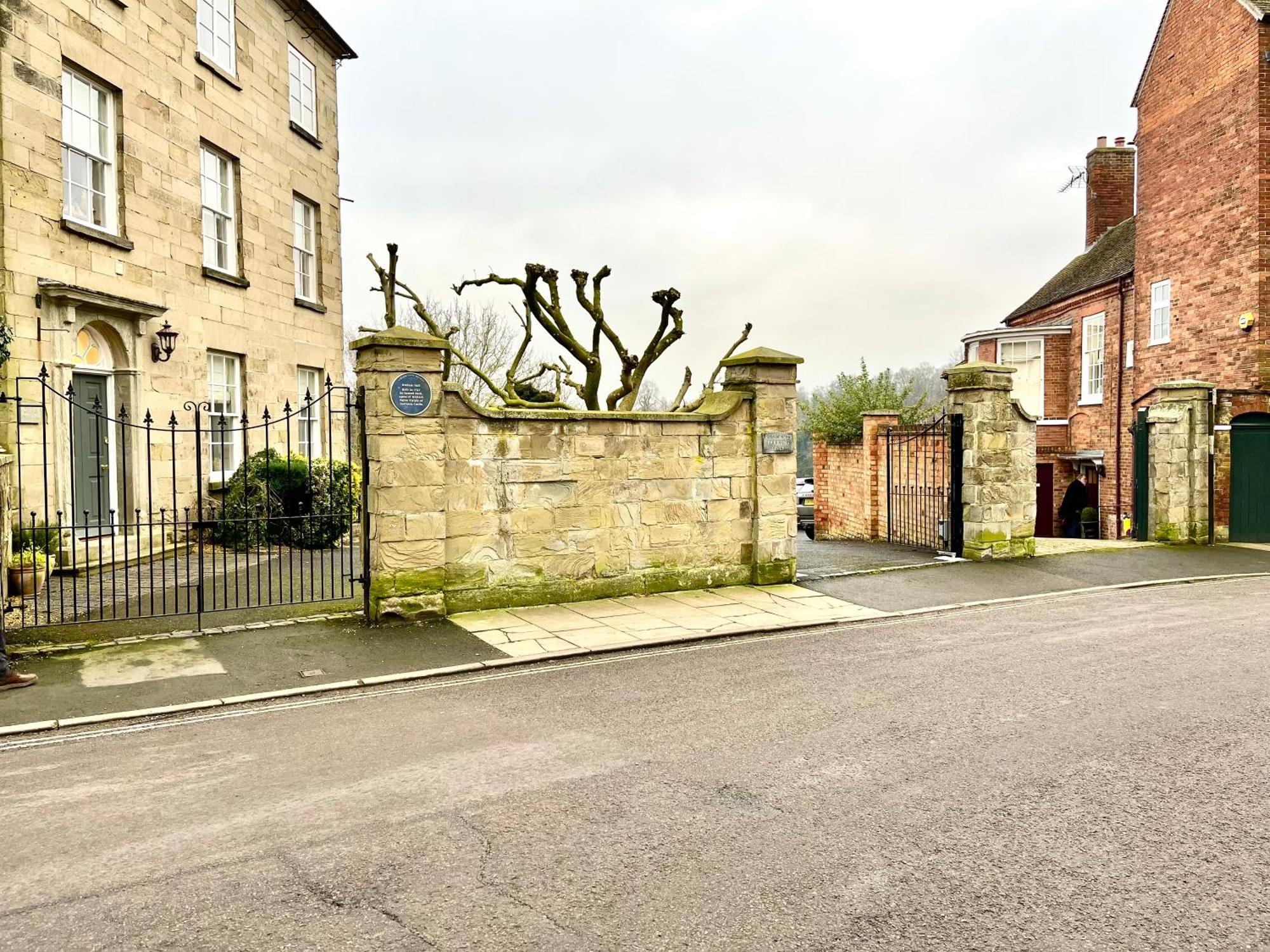 Flower Cottage By Ludlow Castle With Onsite Parking Exterior photo